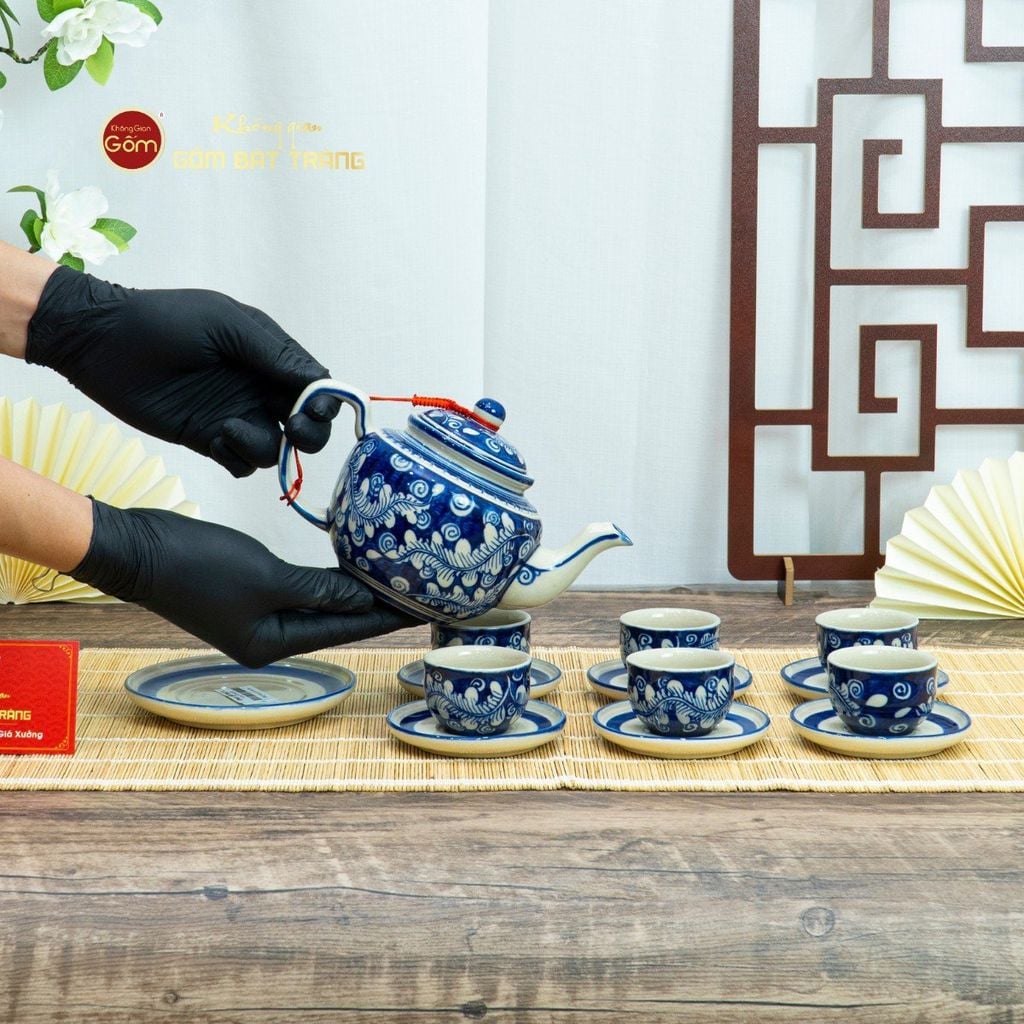 Bộ Ấm Chén Men Lam Vẽ Tay Hoa Lá Dây