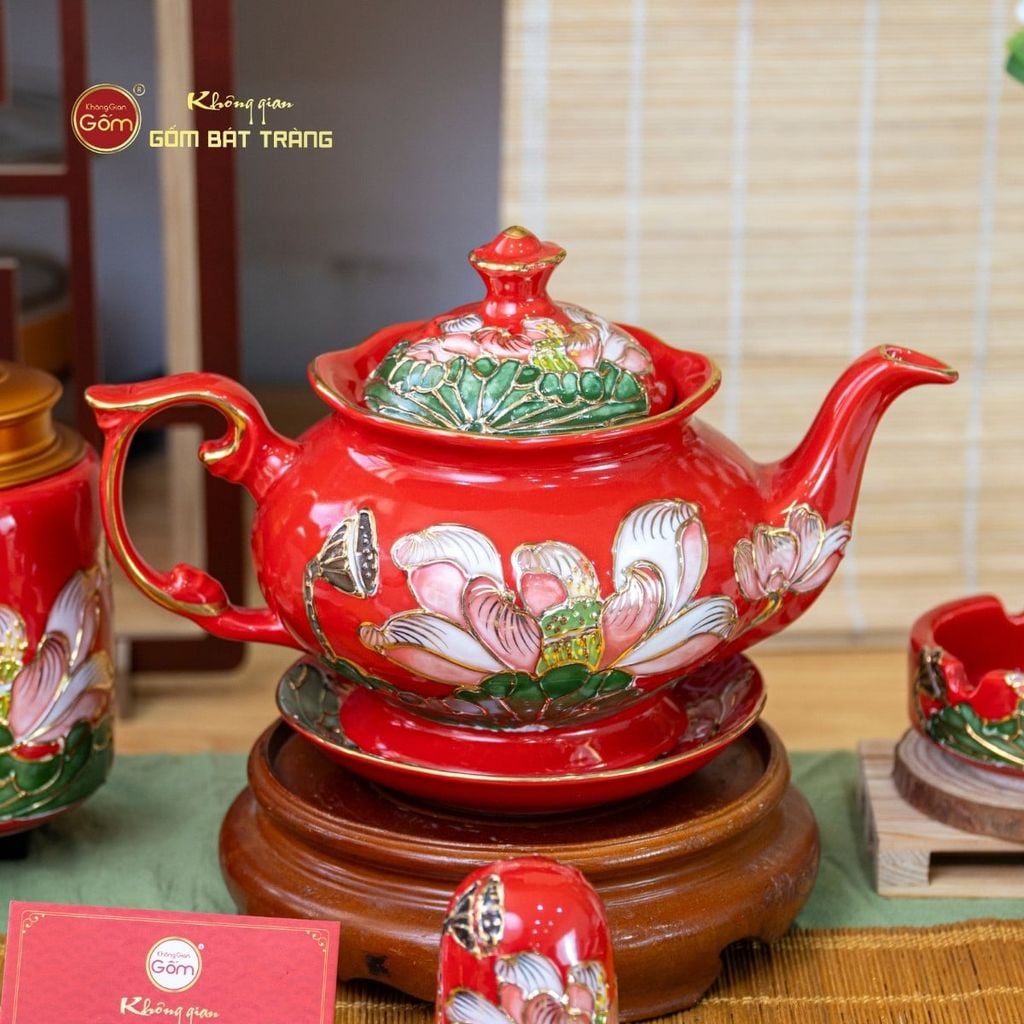 Bộ Ấm Chén Queen Đỏ Hoa Sen Đắp Nổi Vẽ Vàng