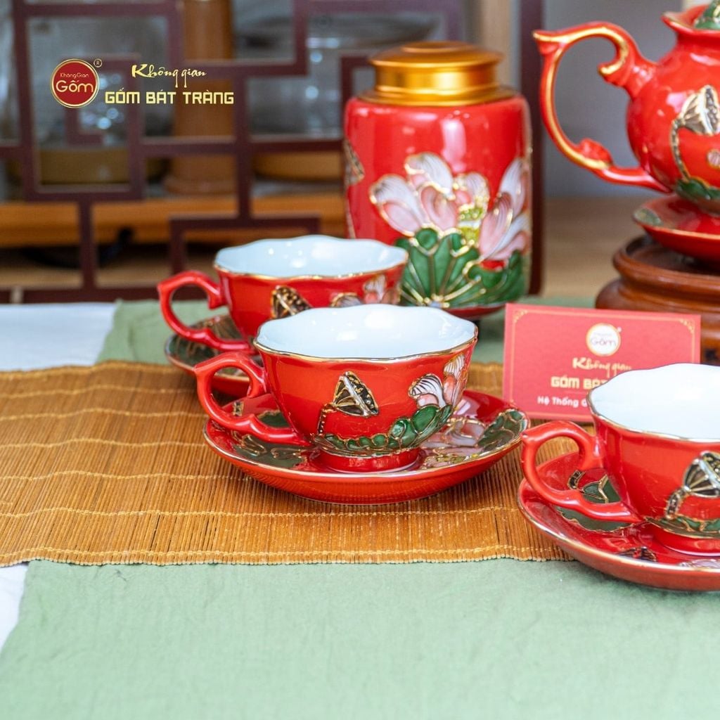 Bộ Ấm Chén Queen Đỏ Hoa Sen Đắp Nổi Vẽ Vàng