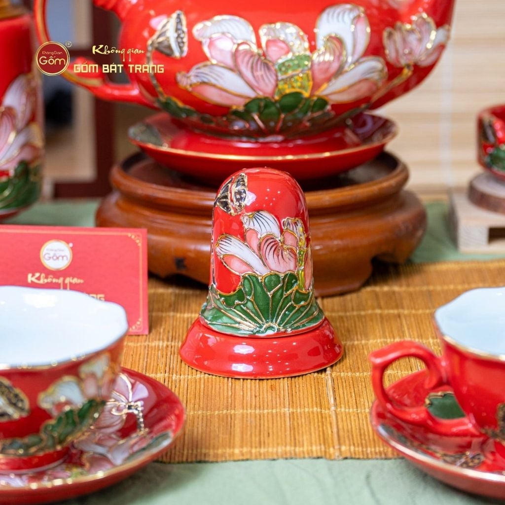Bộ Ấm Chén Queen Đỏ Hoa Sen Đắp Nổi Vẽ Vàng