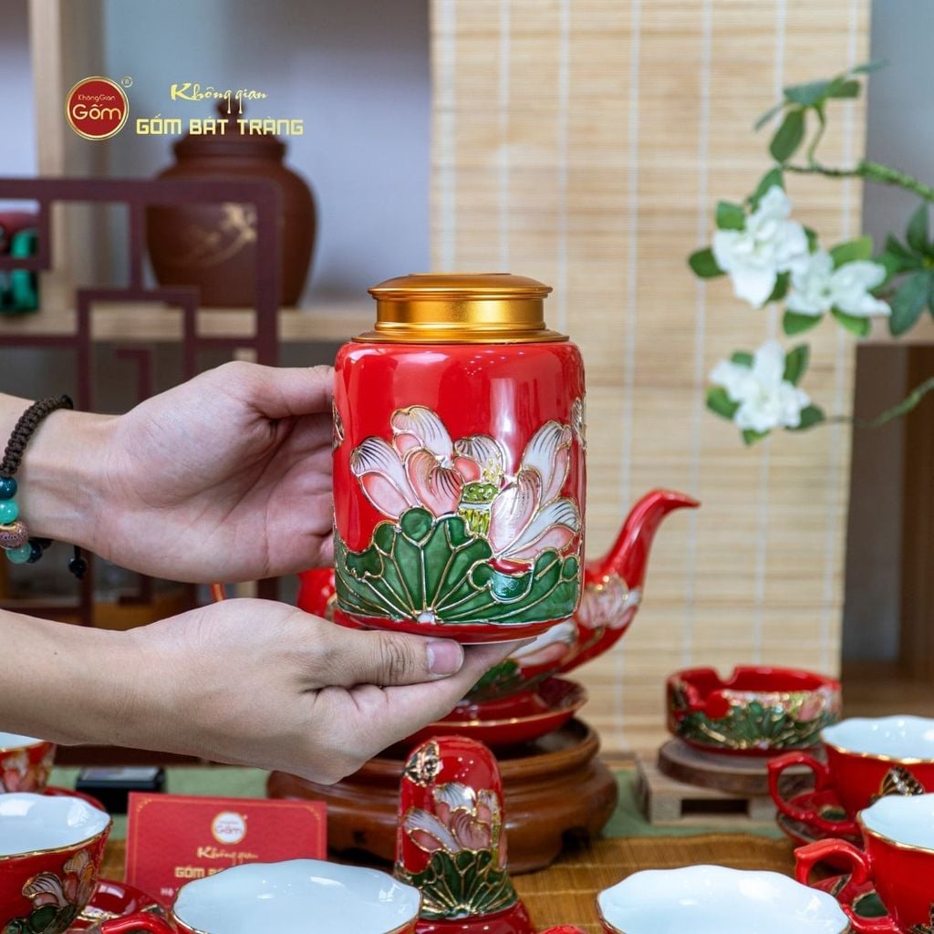 Bộ Ấm Chén Queen Đỏ Hoa Sen Đắp Nổi Vẽ Vàng