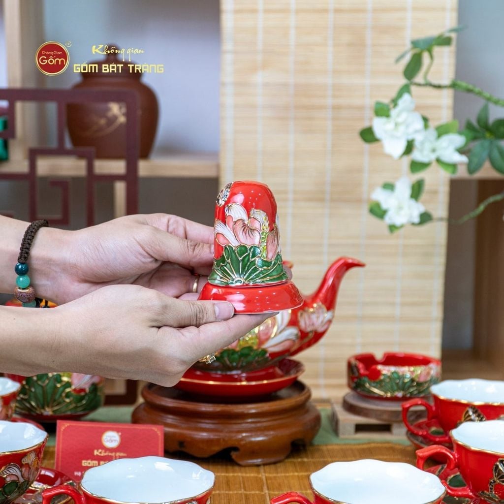 Bộ Ấm Chén Queen Đỏ Hoa Sen Đắp Nổi Vẽ Vàng