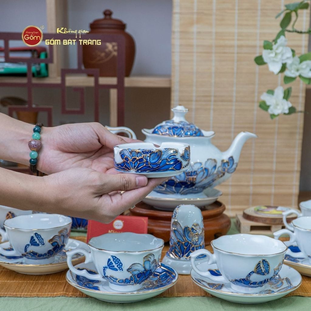 Bộ Ấm Chén Queen Trắng Hoa Sen Tím Đắp Nổi Vẽ Vàng