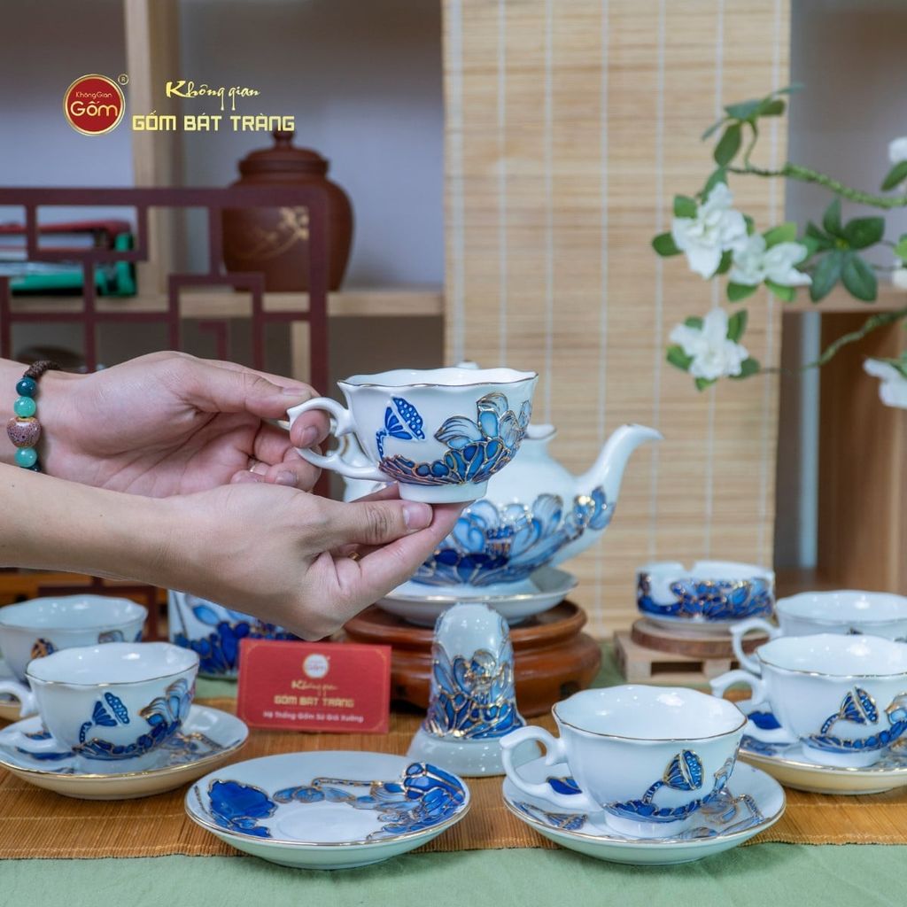 Bộ Ấm Chén Queen Trắng Hoa Sen Tím Đắp Nổi Vẽ Vàng