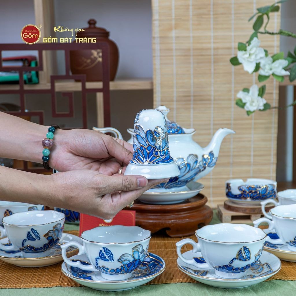 Bộ Ấm Chén Queen Trắng Hoa Sen Tím Đắp Nổi Vẽ Vàng