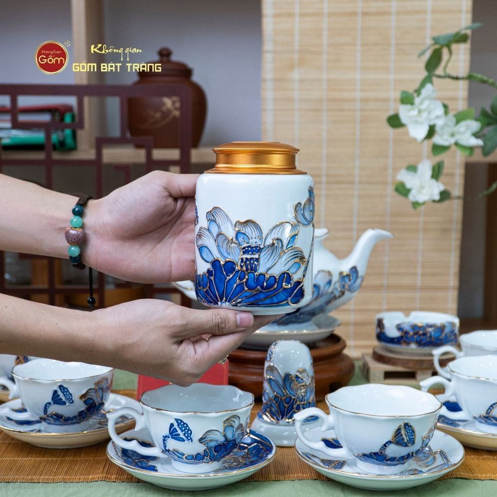 Bộ Ấm Chén Queen Trắng Hoa Sen Tím Đắp Nổi Vẽ Vàng