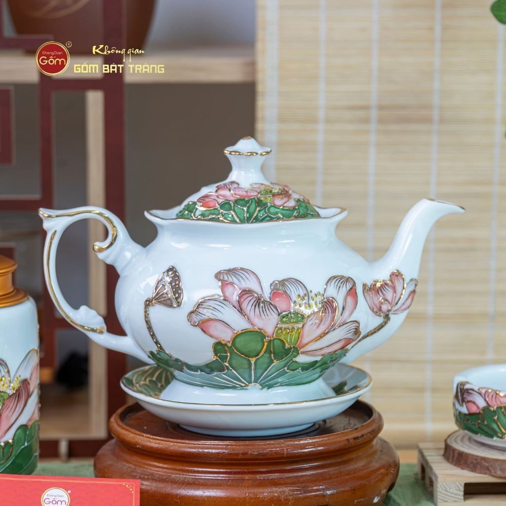 Bộ Ấm Chén Queen Trắng Hoa Sen Xanh Đắp Nổi Vẽ Vàng