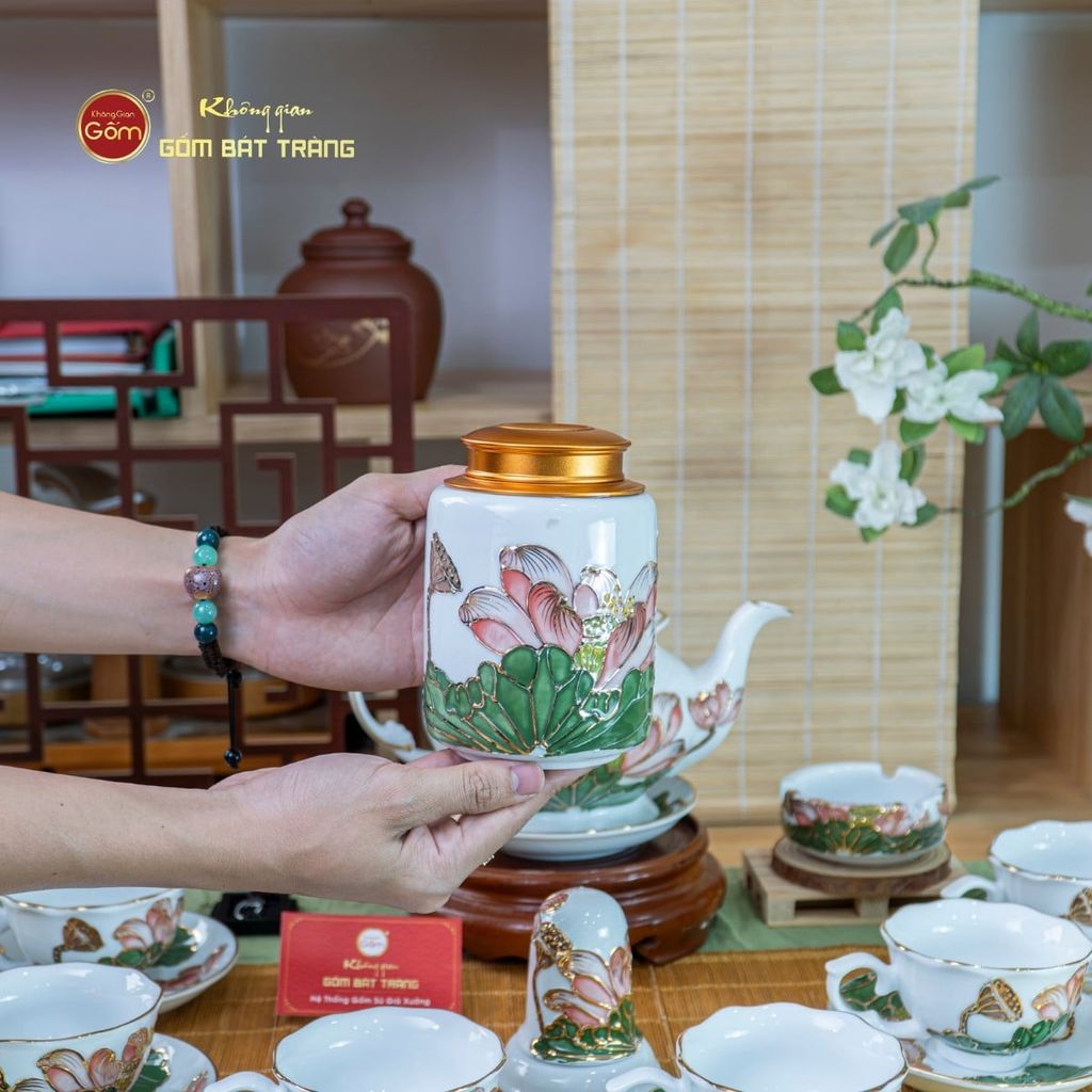 Bộ Ấm Chén Queen Trắng Hoa Sen Xanh Đắp Nổi Vẽ Vàng