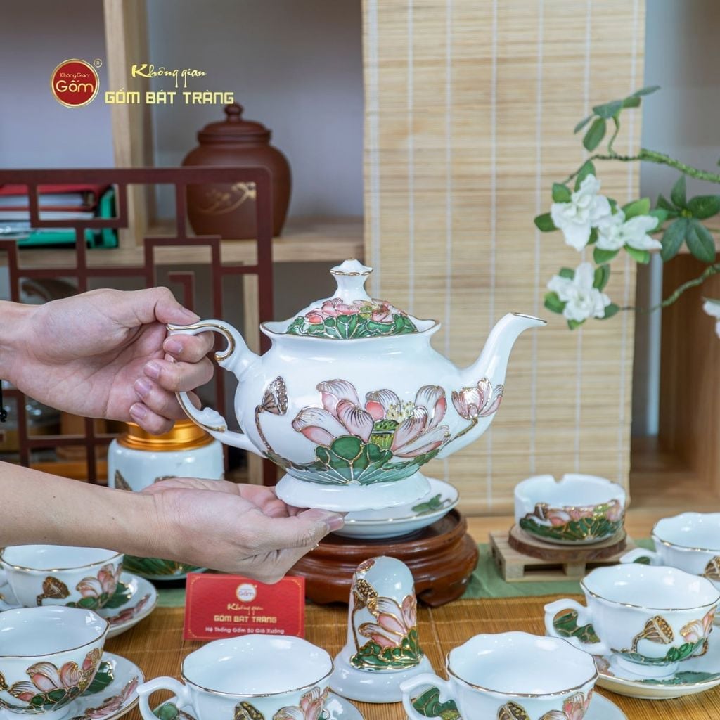 Bộ Ấm Chén Queen Trắng Hoa Sen Xanh Đắp Nổi Vẽ Vàng