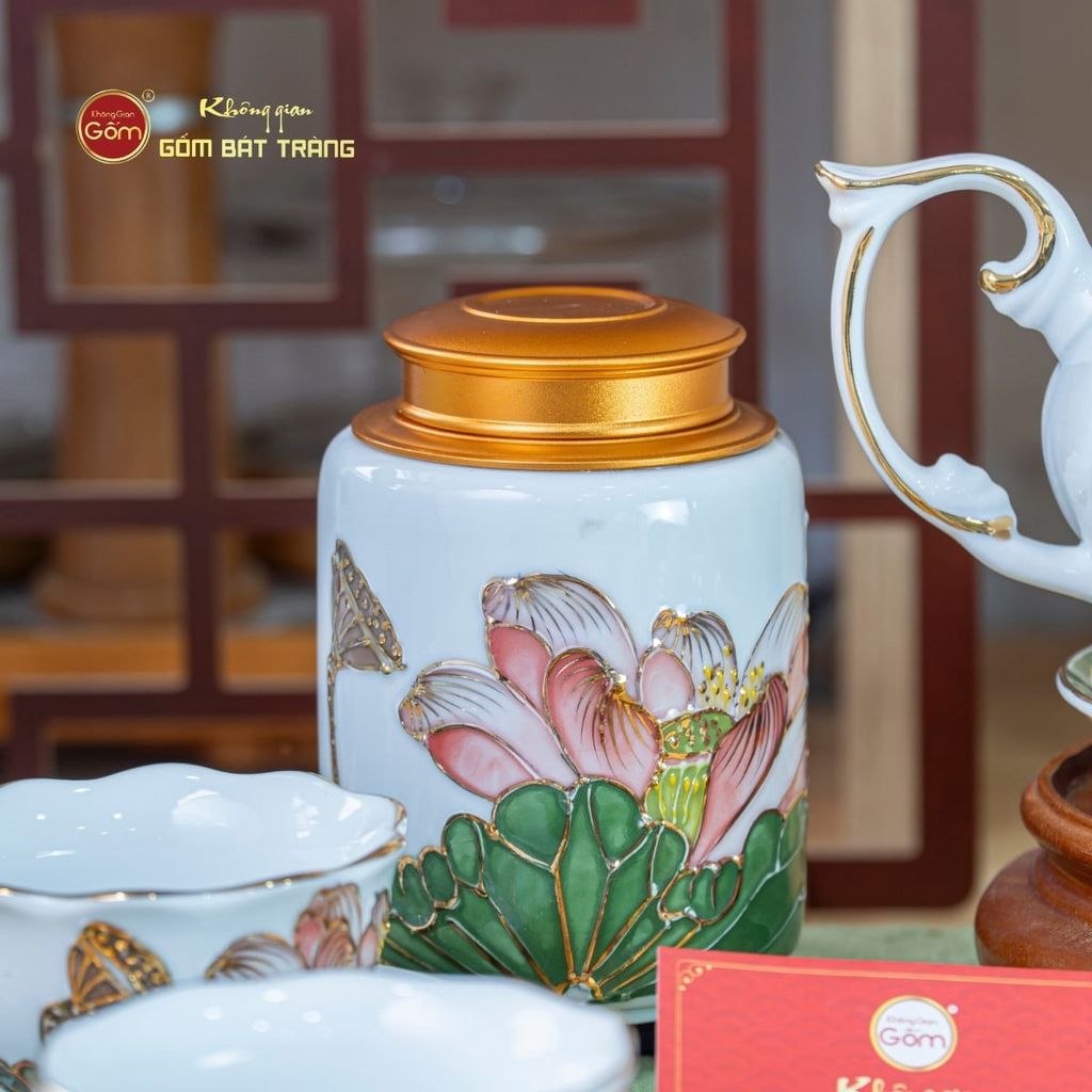 Bộ Ấm Chén Queen Trắng Hoa Sen Xanh Đắp Nổi Vẽ Vàng