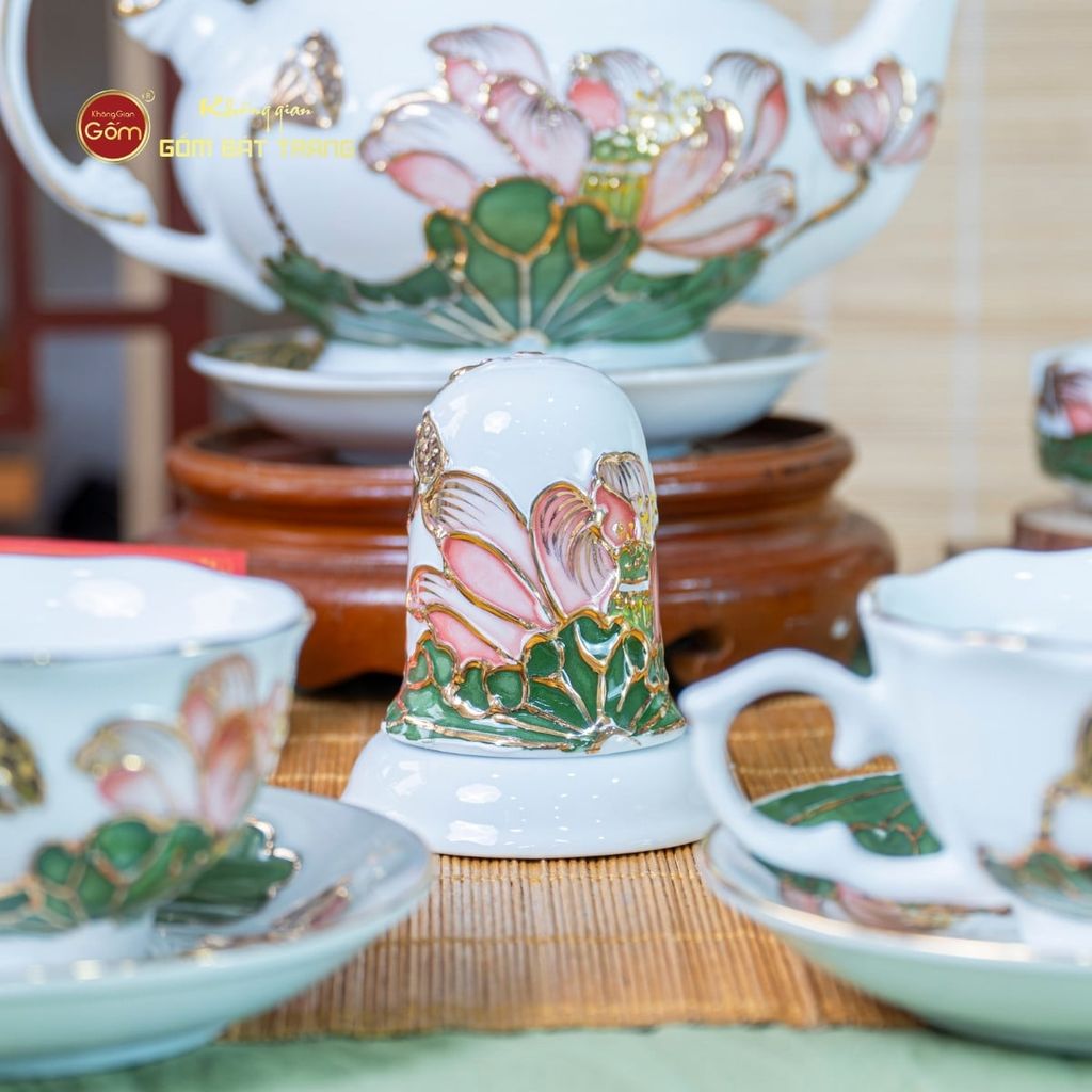Bộ Ấm Chén Queen Trắng Hoa Sen Xanh Đắp Nổi Vẽ Vàng