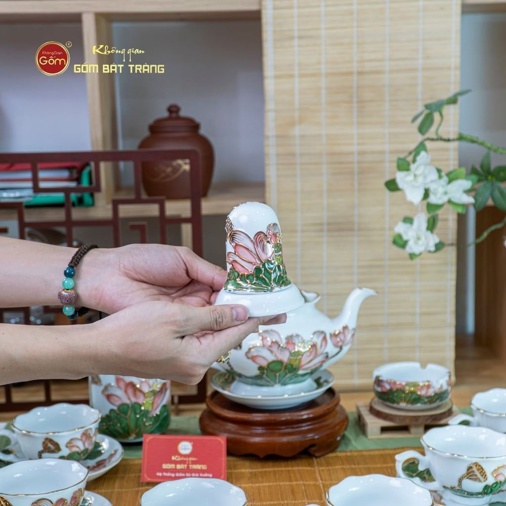 Bộ Ấm Chén Queen Trắng Hoa Sen Xanh Đắp Nổi Vẽ Vàng