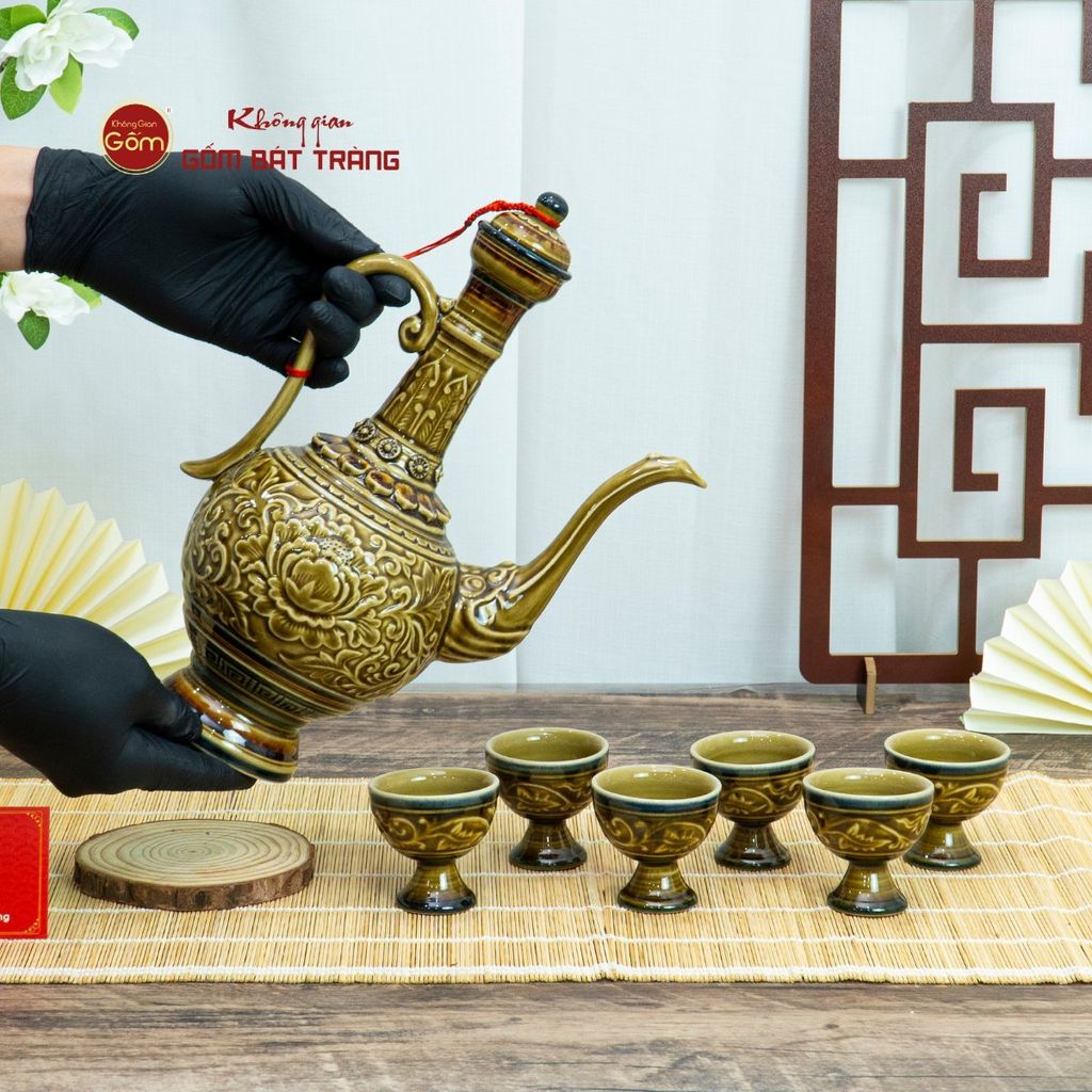 Bộ Bình Rượu Khắc Nổi Hoa Sen Nền Vàng