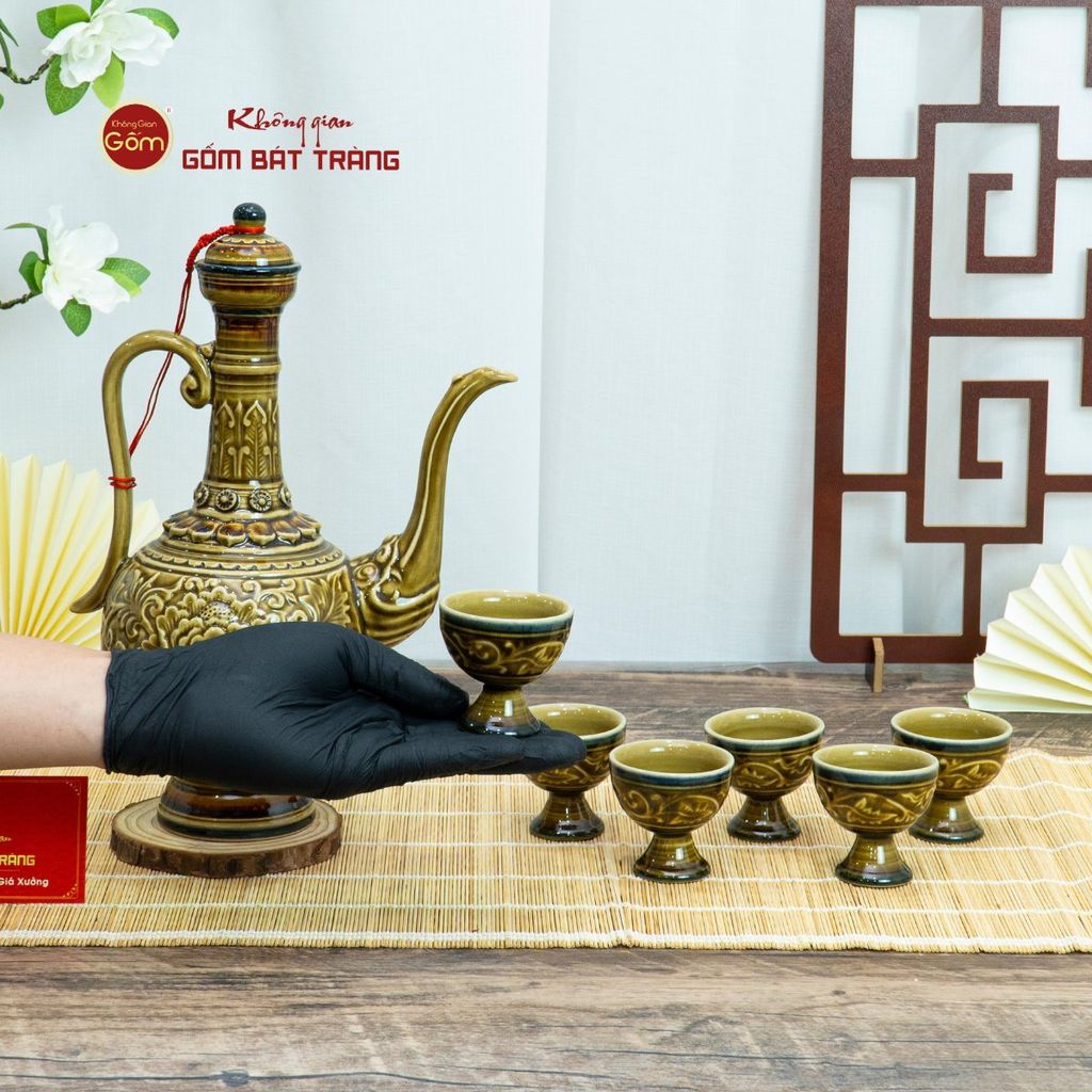 Bộ Bình Rượu Khắc Nổi Hoa Sen Nền Vàng