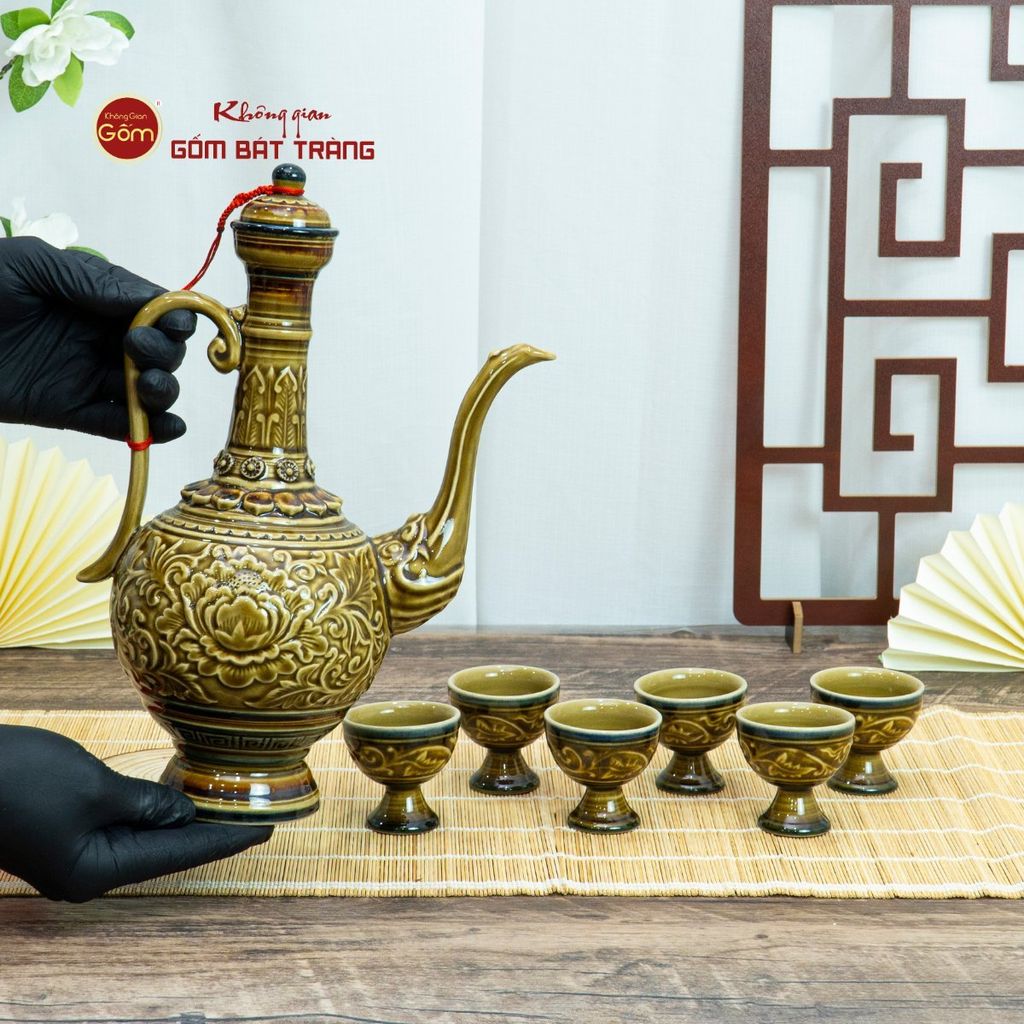 Bộ Bình Rượu Khắc Nổi Hoa Sen Nền Vàng