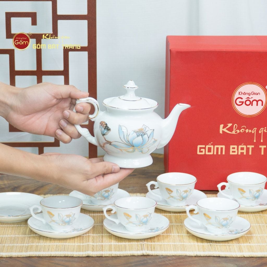 Bộ Trà Đài Các Hoa Sen Xanh Vẽ Vàng