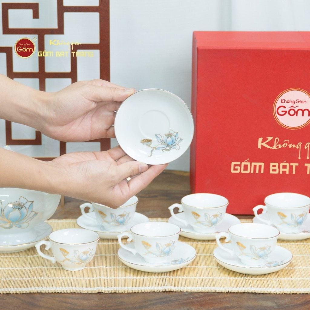 Bộ Trà Đài Các Hoa Sen Xanh Vẽ Vàng