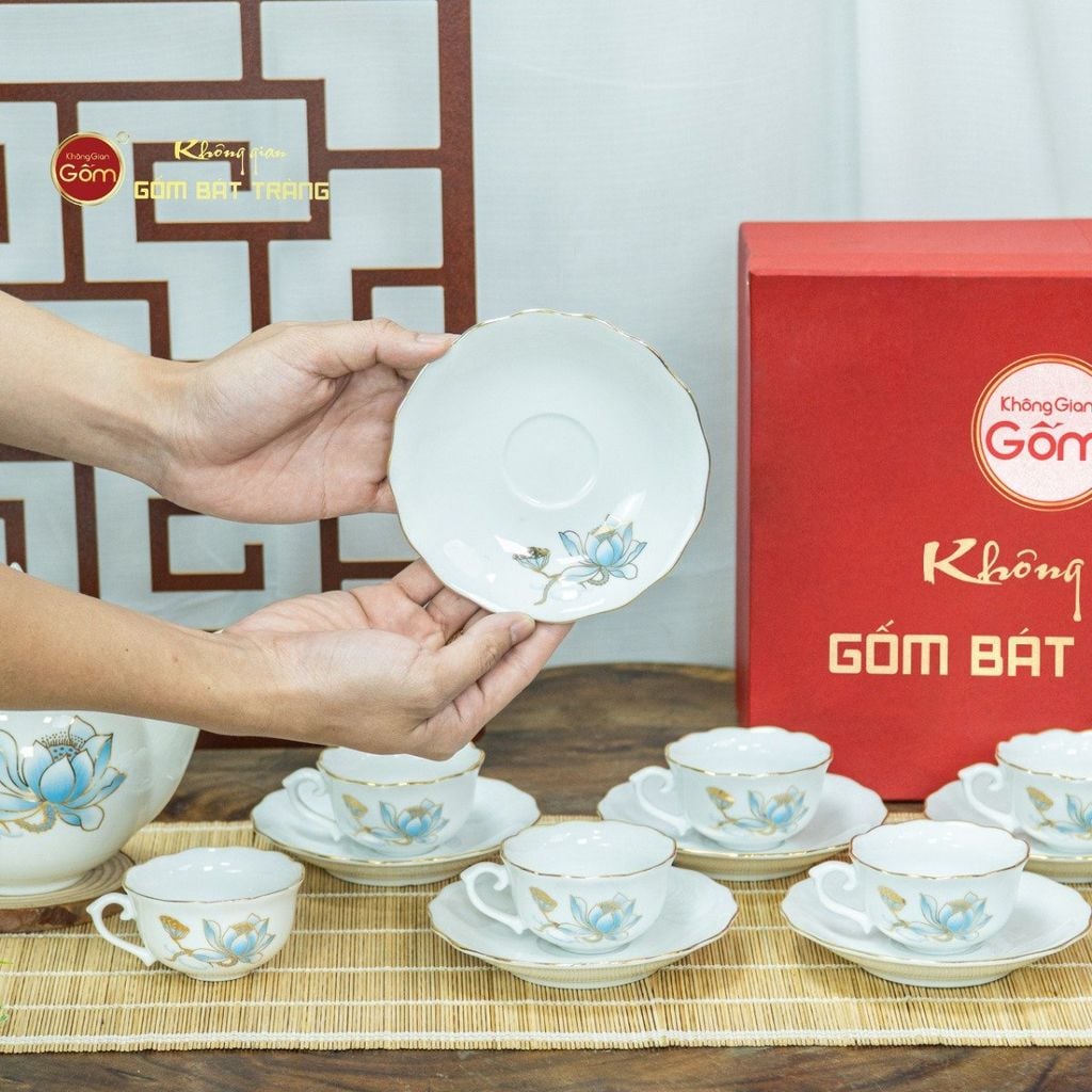 Bộ Trà Mẫu Đơn Ly Lượn Hoa Sen Xanh Vẽ Vàng