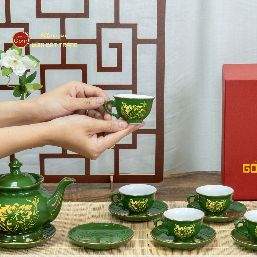 Bộ Trà Men Lục Đài Các Hoa Sen Vẽ Vàng
