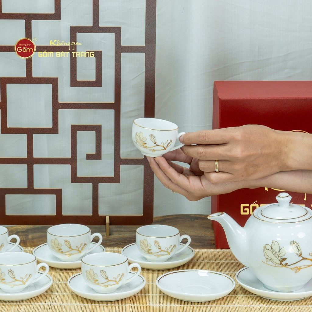Bộ Trà Men Trắng Dáng Minh Long Hoa Mộc Lan Vẽ Vàng