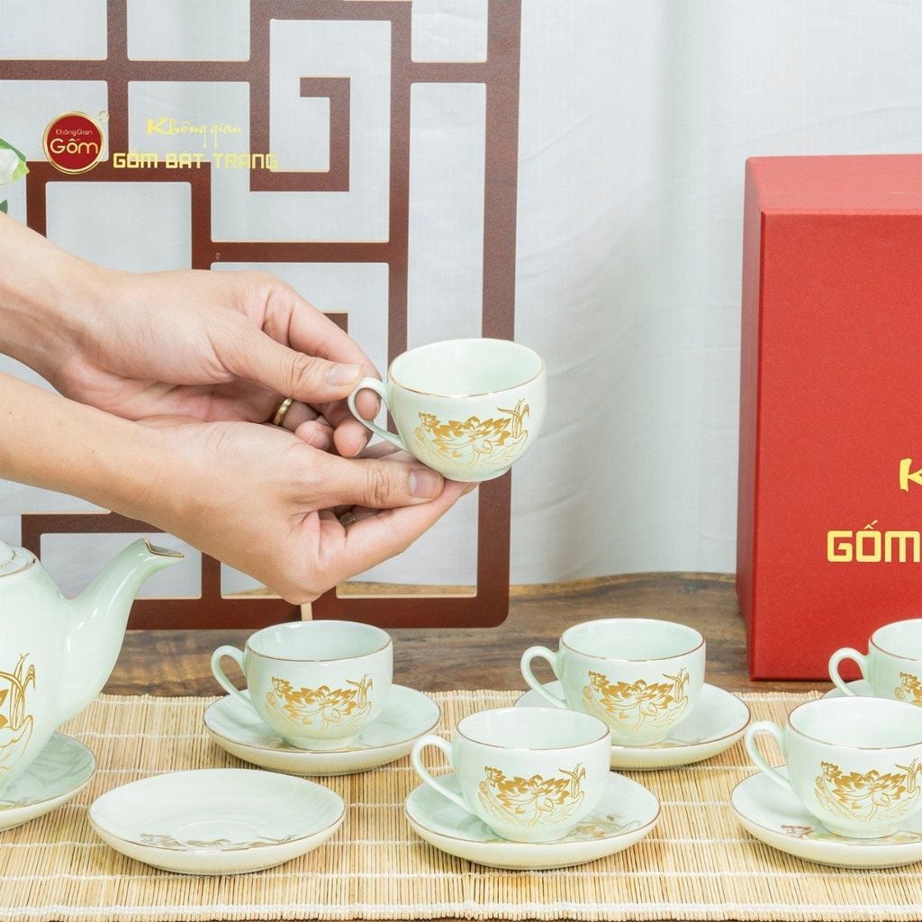 Bộ Trà Men Trắng Dáng Minh Long Hoa Sen Vẽ Vàng
