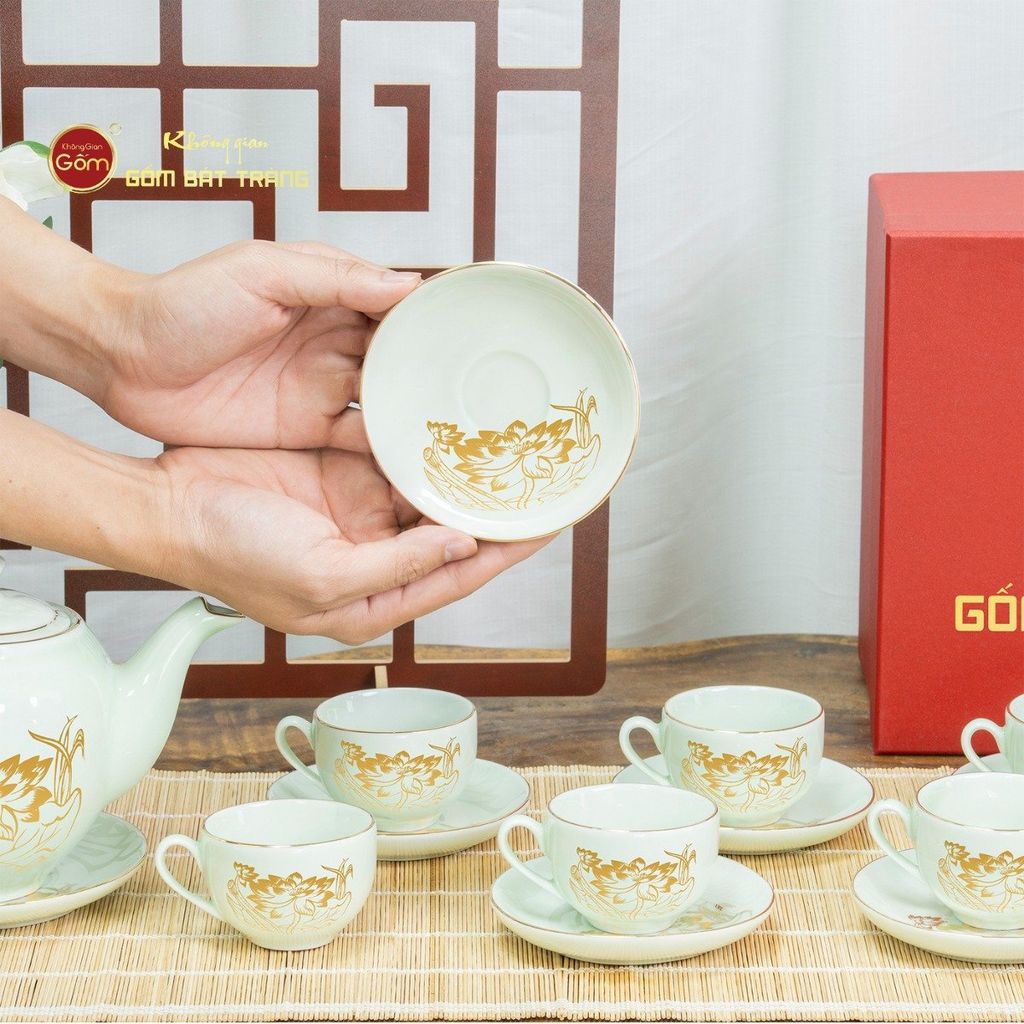 Bộ Trà Men Trắng Dáng Minh Long Hoa Sen Vẽ Vàng