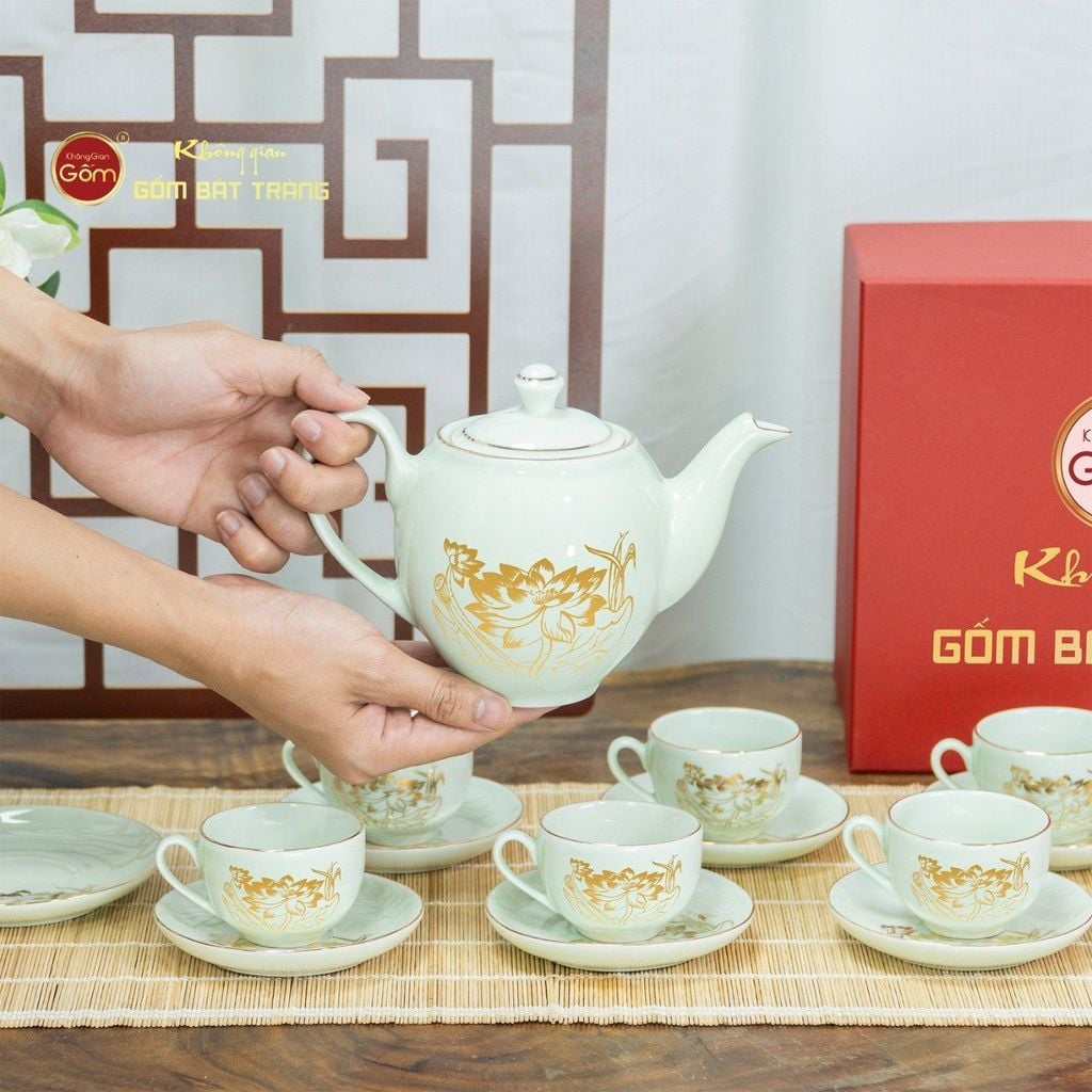 Bộ Trà Men Trắng Dáng Minh Long Hoa Sen Vẽ Vàng