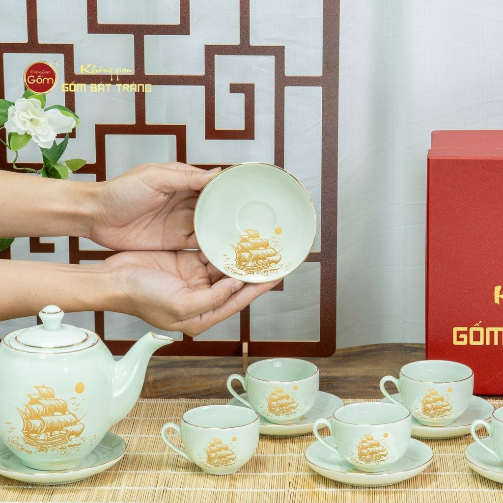Bộ Trà Men Trắng Dáng Minh Long Thuận Buồm Xuôi Gió Vẽ Vàng