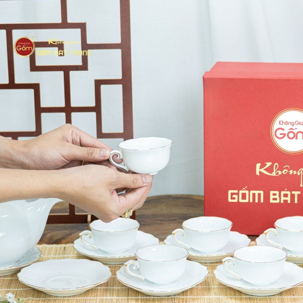 Bộ Trà Men Trắng Mẫu Đơn Ly Lượn Vẽ Vàng