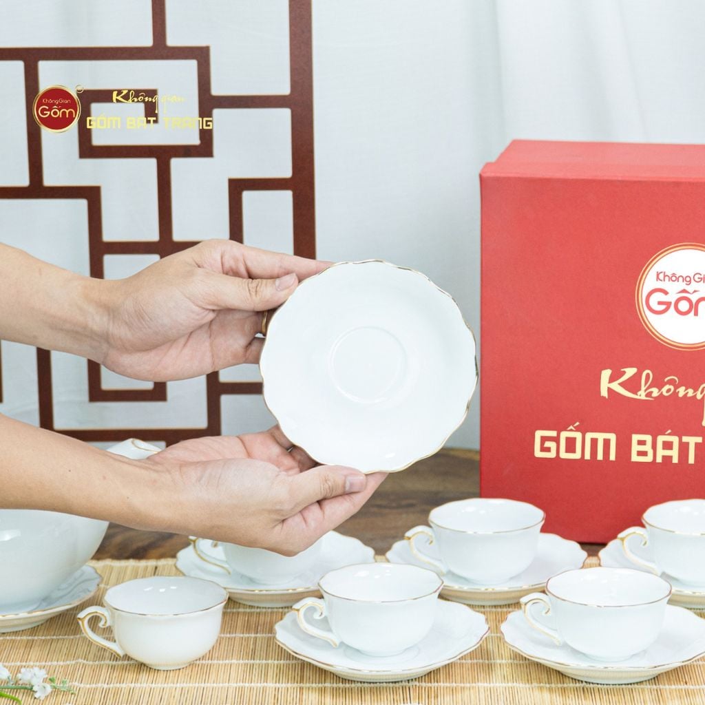 Bộ Trà Men Trắng Mẫu Đơn Ly Lượn Vẽ Vàng
