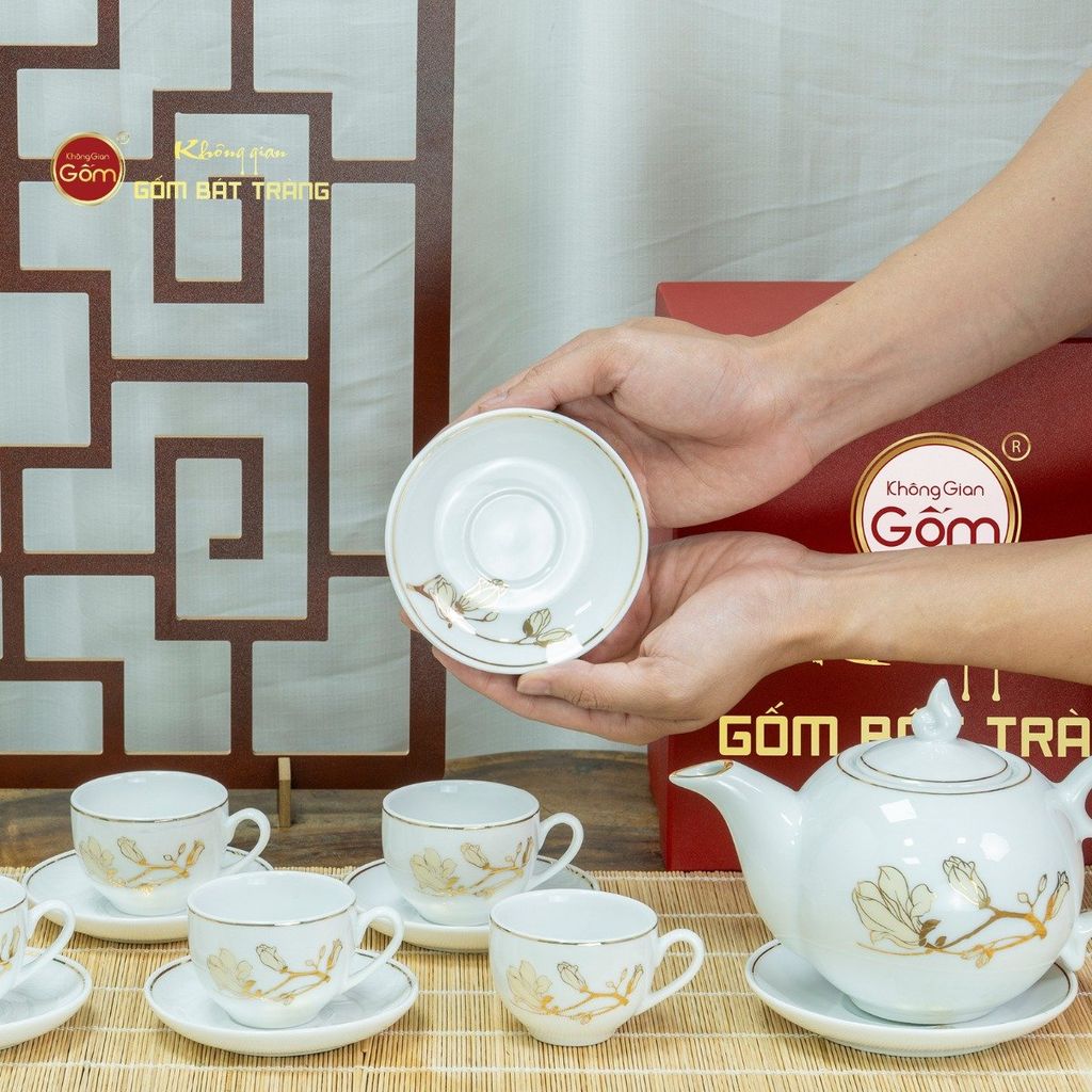 Bộ Trà Men Trắng Ngọn Lửa Hoa Mộc Lan Vẽ Vàng
