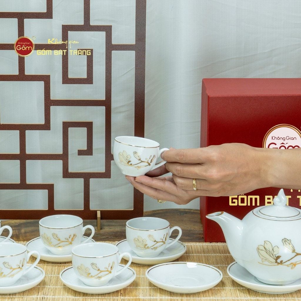 Bộ Trà Men Trắng Ngọn Lửa Hoa Mộc Lan Vẽ Vàng
