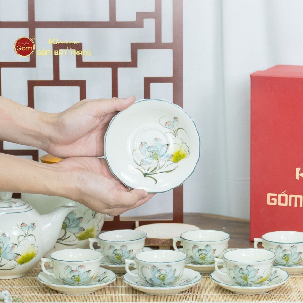 Bộ Trà Men Trắng Ngọn Lửa Họa Tiết Hoa Sen