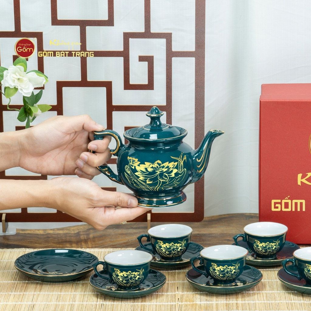 Bộ Trà Men Xanh Lam Đài Các Hoa Sen Vẽ Vàng