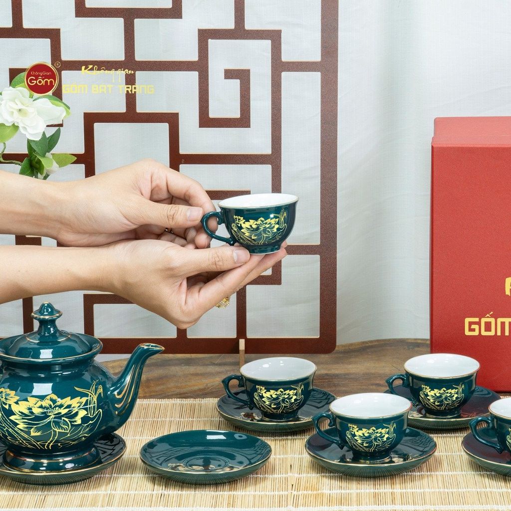 Bộ Trà Men Xanh Lam Đài Các Hoa Sen Vẽ Vàng