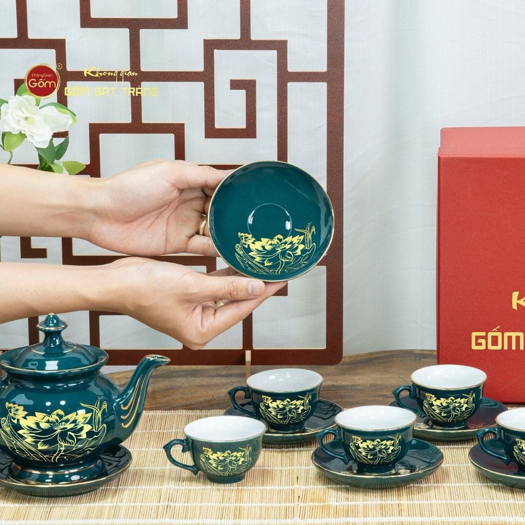 Bộ Trà Men Xanh Lam Đài Các Hoa Sen Vẽ Vàng
