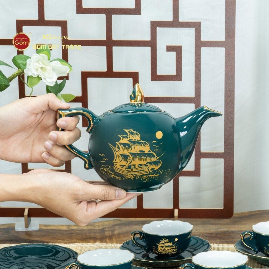Bộ Trà Men Xanh Lam Mẫu Đơn Thuận Buồm Xuôi Gió Vẽ Vàng
