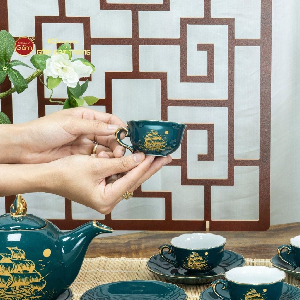 Bộ Trà Men Xanh Lam Mẫu Đơn Thuận Buồm Xuôi Gió Vẽ Vàng