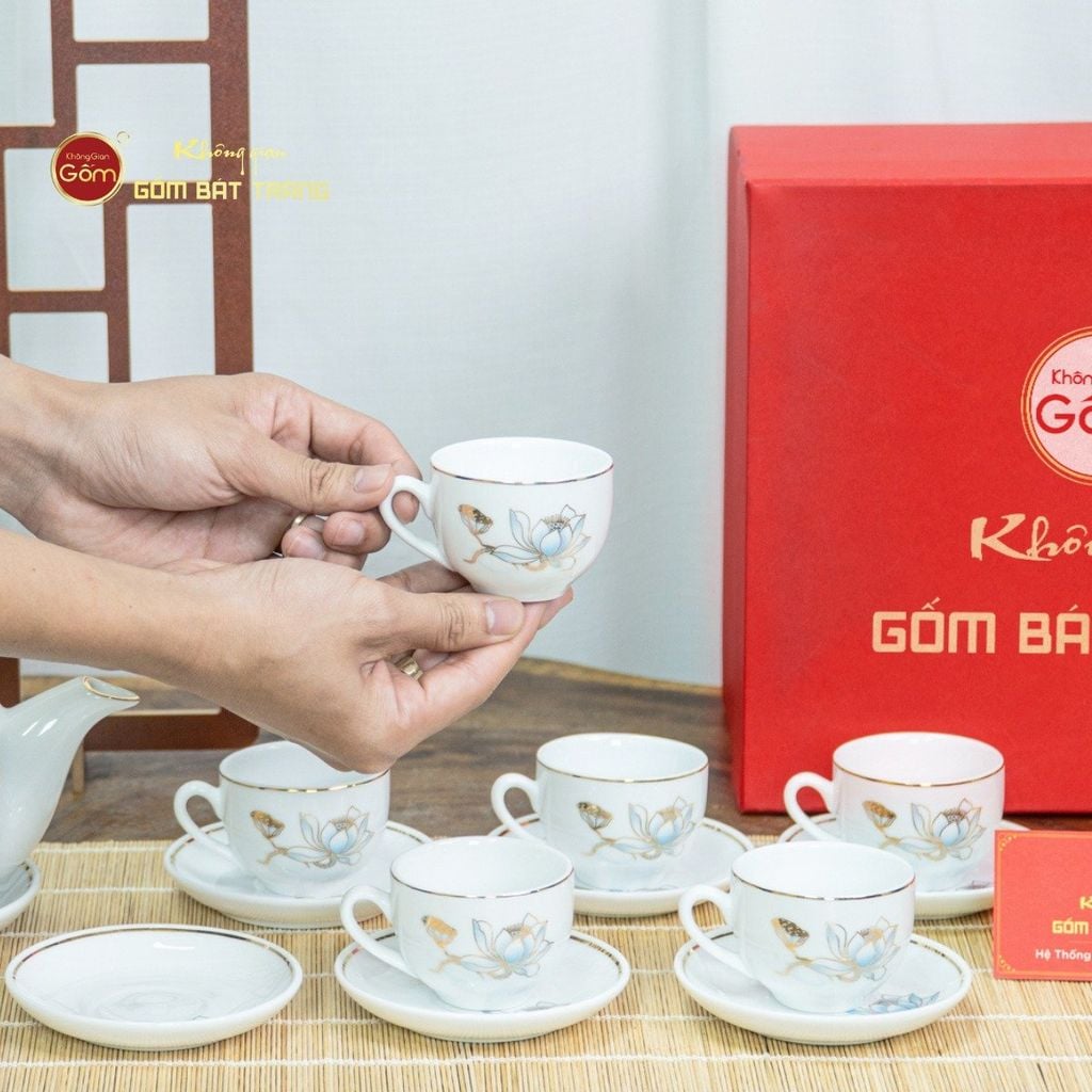 Bộ Trà Ngọn Đèn Hoa Sen Xanh Vẽ Vàng