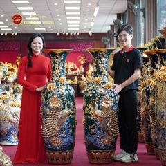 Lộc Bình Công Đào Men Xanh Lục Đắp Nổi Vẽ Vàng