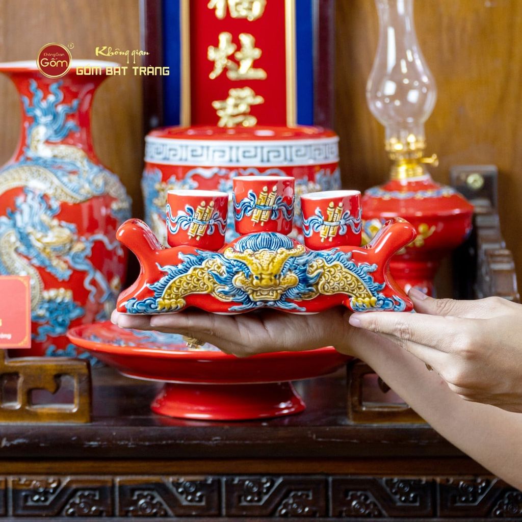 Kỷ Ngai 3 Chén Thờ Men Đỏ Họa Tiết Cuốn Thư