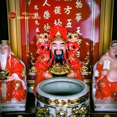 Tượng Thần Tiền Ngồi Ghế Rồng Đỏ