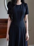  Đầm đen xếp ly cổ tròn 