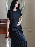  Đầm đen xếp ly cổ tròn 