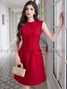  Đầm đỏ sát nách phối nút 