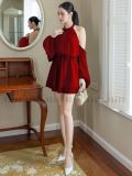  Đầm đỏ cổ yếm 
