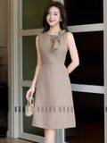  Đầm nâu cổ tròn phối nơ 