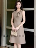  Đầm nâu cổ tròn phối nơ 