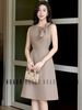  Đầm nâu cổ tròn phối nơ 