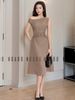 Đầm nâu lệch vai xếp ly 